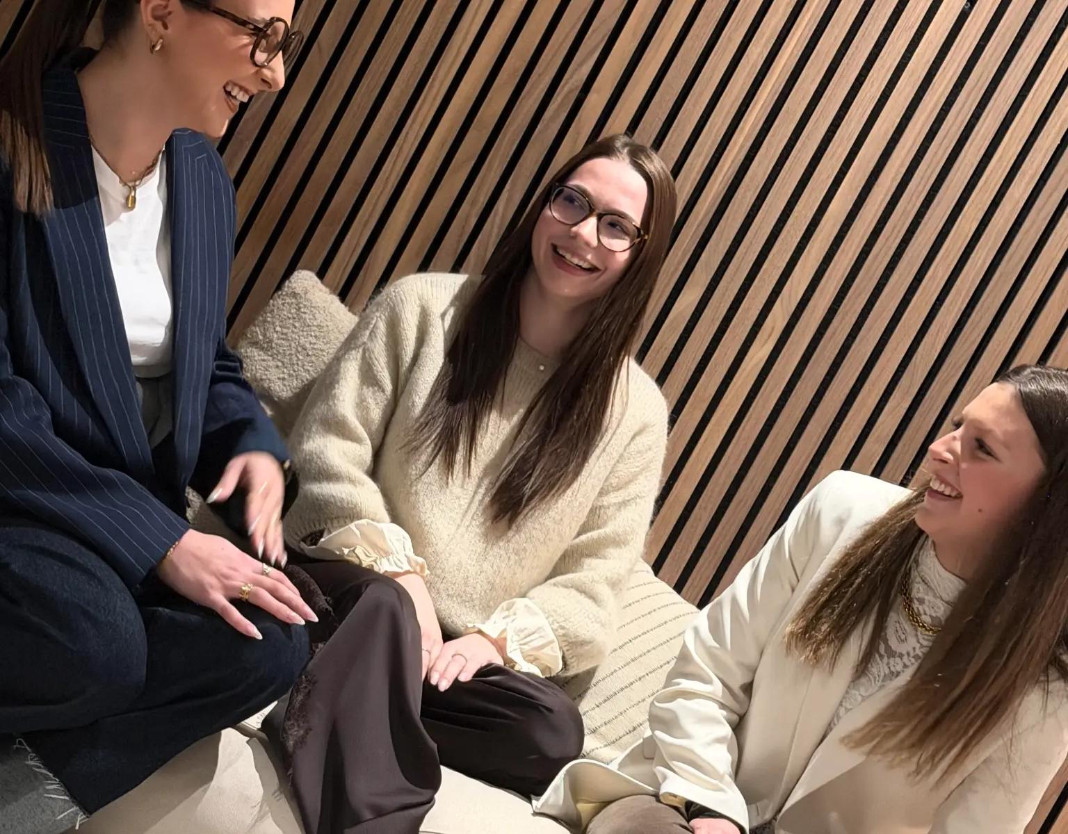 Léa, Elsa et Coleen - Moment complice